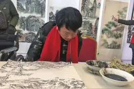 信阳小伙8岁失去双臂和右腿 用嘴含画笔打开了另一个世界图片