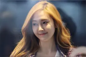 小白鞋早就过时了！现在流行的是长袜配高跟鞋，洋气还上档次！图片