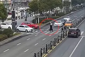 辅警搀扶老人过马路，车流静止26秒视频封面