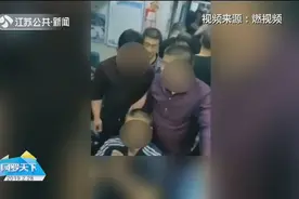 3名陌生男子喝醉，在火车上磕头拜把子，网友：酒醒了可咋整？视频封面