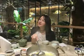 48岁杨钰莹吃火锅淡妆出镜，这脸说28岁都嫌老了！图片