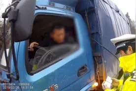实习司机上高速还违停，民警上车护驾视频封面