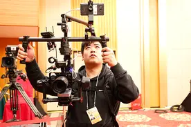 央视新闻5G+4K便携直播设备亮相视频封面