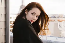 迪丽热巴录节目太有气质，穿仙女裙的她配了一双酒店拖鞋图片