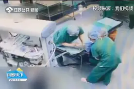 幼儿害怕手术哭闹不止，麻醉都做不了，暖男医生抱怀安慰跪地手术视频封面