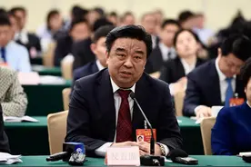 全国人大代表邱亚夫：建议把新动能新兴产业发展提升为国家战略视频封面