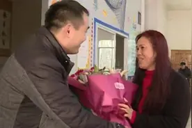 女教师捡钱包微信招领，男失主买鲜花谢视频封面