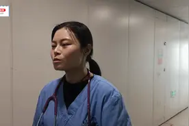 【视频】奶奶送“开过光”的抱被给在新生儿监护室的孙子  遭拒后强行出院视频封面