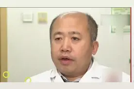 嘴里有异味是个人卫生问题？小伙口中有烂苹果味，医生道出原因视频封面