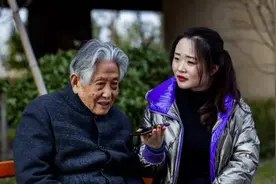网络作家主动入住养老院，租金低廉，但是要付出“不寻常的代价”视频封面