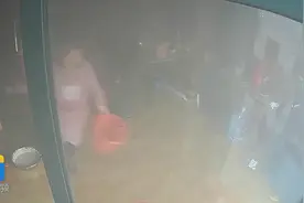 20秒｜惊魂一刻！ 淄博一菜肴店起火 消防员搬出三个煤气罐视频封面