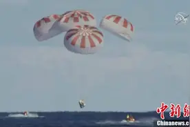 SpaceX载人“龙”飞船成功降落在大西洋海面上图片