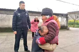 失忆男子流浪22年终回家 跪在母亲身前痛哭图片