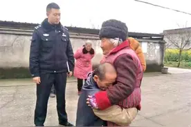 失忆男子流浪22年终回家 跪在母亲身前痛哭(图)图片