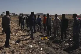 直击丨“我们在现场，看到飞机在农田里撞出了一个数米深坑”视频封面