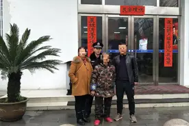 玩微信，刷抖音，75岁老太找网友遭拒后迷路图片
