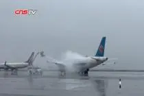 乌鲁木齐机场多趟航班因跑道结冰取消 6900余旅客滞留视频封面