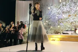飞儿乐队原主唱婚礼献唱《月牙湾》身材发福遭网友吐槽图片