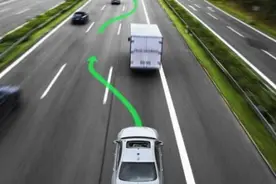 高速公路上应该如何超车？是按喇叭还是应该双闪？图片
