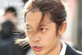 视频｜韩娱丑闻发酵！郑俊英现身警察局低头小声道歉图片