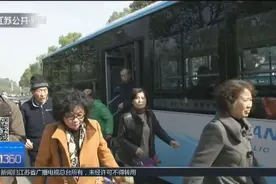 南京迎祭扫高峰，全天祭扫人群超24万人次，公交公司开通扫墓专线视频封面