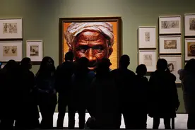 “与时代同行”展圈粉33万，罗中立《父亲》手稿前人满为患视频封面