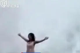 女子不顾警告坚持站悬崖边拍照，结果巨浪来袭，瞬间将其卷走视频封面