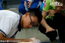 海南海口：女子街头晕厥情况危急 一学生运用心肺复苏成功施救视频封面