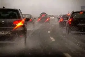 三秒知识点：雨天行车应该开双闪吗？图片