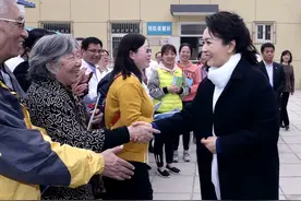 彭丽媛出席2019年世界防治结核病日主题宣传活动图片