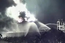 直击盐城爆炸救援：对燃烧罐体射水降温视频封面