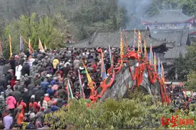 壮观！10多万人四川绵阳雎水踩桥图片