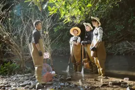 王源开三轮车载杨超越，看到她坐姿后，观众：不能叫超越妹妹了图片