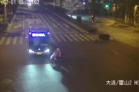 非机动车与机动车相撞谁负责 交警：不是“谁弱谁有理”视频封面