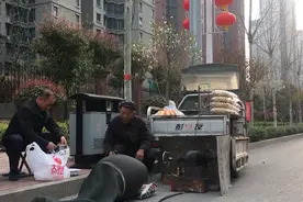 29秒｜童年记忆！老式爆米花现身街头 枣庄七旬老人坚守30年视频封面