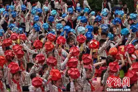 壮乡儿童舞动上千绣球开启壮族 “三月三”欢乐之旅图片