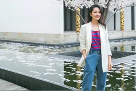 李沁樱花树下浅浅微笑很恬静 中性装扮双手插兜帅气图片