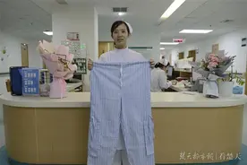患者抱怨提着尿袋走路很尴尬，护士贴心设计“改良式病员裤”图片