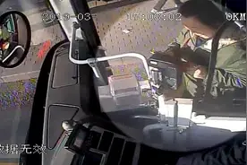 老人站牌处等车几小时，只为补刷公交卡视频封面