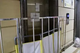 楼塌了？无人电梯18楼急速坠落，事发前一男子按下楼层键但未进入视频封面