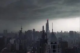 原本风和日丽的上海，下午瞬间突变“黑夜”，顷刻间大雨倾盆而下视频封面