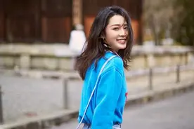 李沁春日街头随拍 明亮穿搭展甜美活力图片