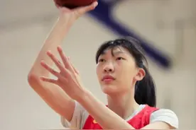 时隔十年WNBA再现中国球员 父亲回忆“女版周琦”成长细节视频封面