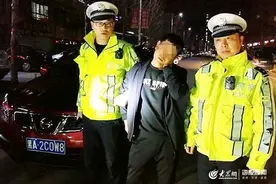 男子酒驾当场被抓，做呼吸测试竟站着打呼噜睡着了……图片