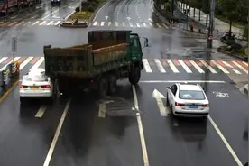 教练车遭“削头”，学员躺后座躲过一劫视频封面