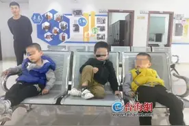 厦门三个三四岁大的小男孩夜间结伴踩滑板“刷街”图片