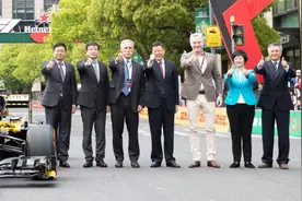 F1赛车首次在上海街头表演，上海市长与F1执行总裁共同为赛车加油图片