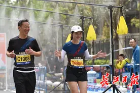 汉马跑友中有这样一对“飞行夫妻”，他们把跑马当作相聚时光图片