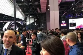 车展首日奔驰展台：人群聚集，保安不少视频封面