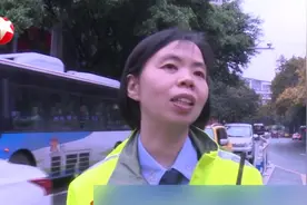 最美女交警！交警为啥抱着孩子上班？背后真相温暖人心！视频封面